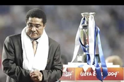 Eusebio, la leyenda del fútbol portugués, escenificó el drama local: entregó el trofeo en una ceremonia que tuvo un fallo: el triunfo griego.