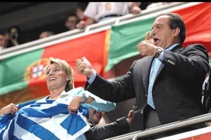 El primer ministro griego, Costas Karamanlis, festejó el título con su mujer como un par de aficionados más.