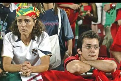 La cara que se les quedó a los <i>torcedores</i> portugueses en Da Luz fue un poema, más bien un triste fado.
