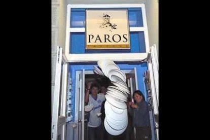 Las celebraciones griegas se vieron en todo el mundo. Emigrantes en Múnich lanzaron platos a la calle para celebrar el triunfo.
