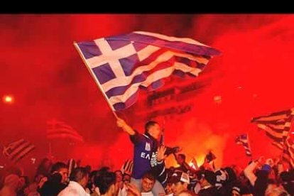 Las calles de Atenas se llenaron de fanáticos que pusieron color blanquiazul a la noche de la capital.