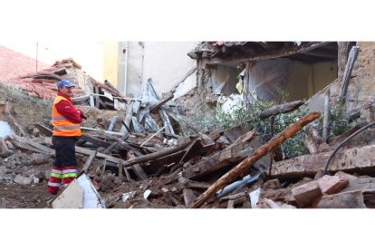 La casa del número 21 de Alfonso el Justiciero, ya medio caída, fue la primera en ser presa de la piqueta. RAMIRO