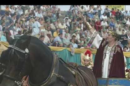 El César saludó a su imperio con la mano alzada en su llegada a los juegos celebrados en su honor en el circo romano de astorga.