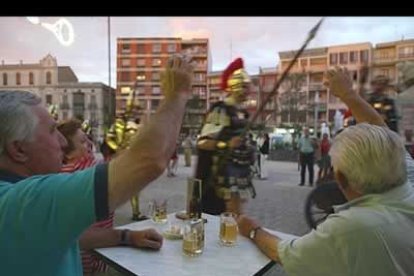 Sentados en las terrazas de verano, algunos astorganos vivieron el paso del César por las calles de Astorga mientras la guardia vigilaba la integridad del emperador.