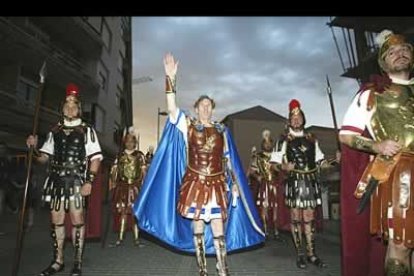 El César fue el protagonista de la noche. Todos los astorganos y astorganos se acercaron a presentar sus respetos al jefe del imperio romano.