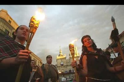 Las mejeres del imperio portaban antorchas en la llegada del César a Asturica Augusta, que celebró sus fiestas.