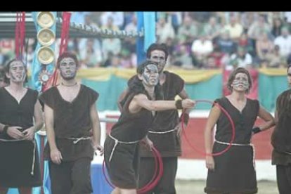 Las pruebas llevadas a cabo por los participantes de los juegos del circo se centran en la habilidad y no sólo en la lucha.