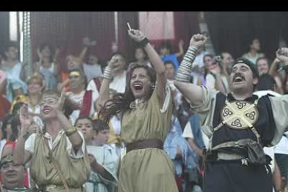 El públicó vibró y disfrutó ante un espectáculo de luchas, esclavos e historia que reunió a centenares de personas en las gradas de la plaza de toros.