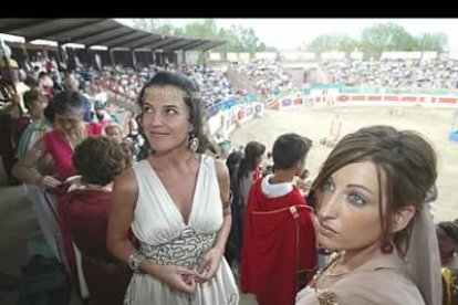 El circo romano contó con la asistencia de numeroso público que lució los trajes de la época imperial.