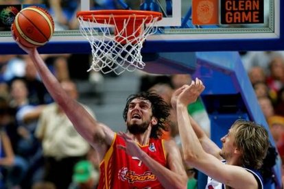 A pesar del agotamiento, Gasol mantuvo a España en los últimos minutos, aunque falló demasiado en tiros libres.