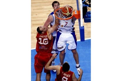 El poderío ruso bajo los aros complicó mucho las cosas para la selección española.