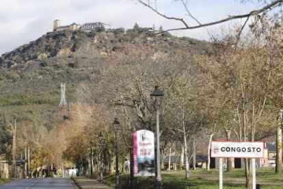 Desde lo alto de la ermita de la Virgen de la Peña se pueden disfrutar de unas impresionantes vistas de la comarca berciana. Otra de las joyas arquitectónicas del municipio es el Monasterio de San Miguel de las Dueñas, del siglo X, que actualmente da morada a las monjas cistercienses de San Bernardo y que cuenta con una impresionante portada románica que da acceso al interior. Las distintas sendas que atraviesan Congosto permiten al visitante adentrase en sus múltiples tesoros naturales.