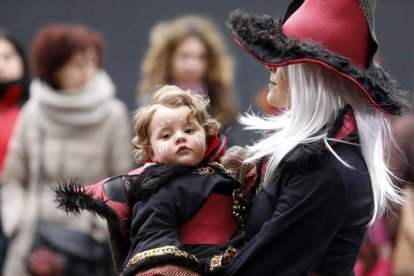 Una bebé bruja y su mamá bruja. MARCIANO