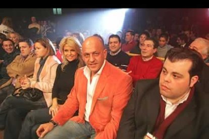 El siempre polémico comentarista de televisión Kiko Matamoros y su mujer Macoque estaban entre el público.