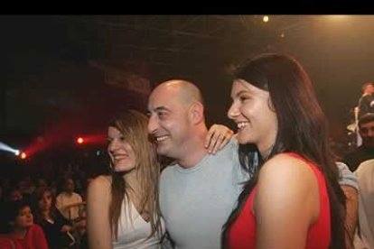 El comentarista de «A tu lado» Felisuco se fotografía junto a unas admiradoras.