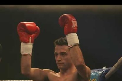 Daniel Guzmán, que no es boxeador profesional, realizó un combate de exibición.