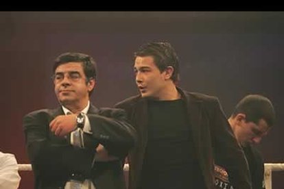 Rubén Barón, campeón de la Unión Europea en la categoría de super welter, junto al promotor de la velada, el leonés Jose Luis Sousa.