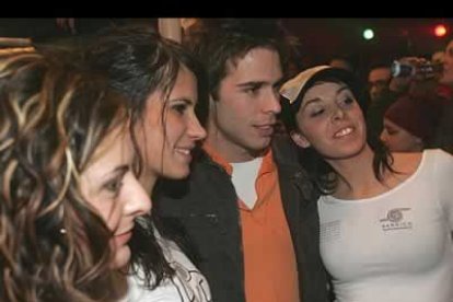 El actor de «Los Serrano» Alex Barahona, atendiendo a un grupo de fans.