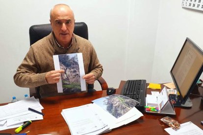 El alcalde Julio Arias con los informes técnicos que aconsejan actuar por el peligro. DL