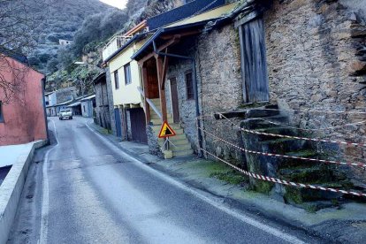 El embudo de la carretera LE-6213 con enlace desde la N-120 . DL