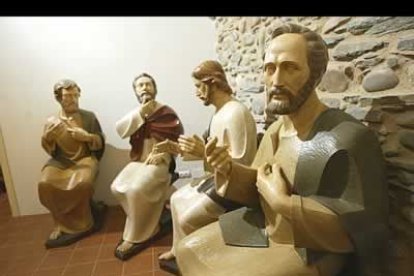La sacristía alberga el paso de la Santa Cena, el de mayores dimensiones de la Semana Santa berciana, obra del escultor gallego Xelo de Tremiñá. Se trata de una obra muy valorada a nivel nacional.