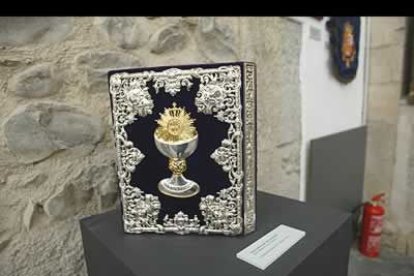 El libro de Reglas de Jesús Nazareno recoge los estatutos y reglamentos que ha tenido la cofradía desde el siglo XVII. En las procesiones lo porta un nazareno.