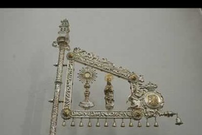 El Guión Sacramental es la última pieza de orfebrería incorporada a la muestra. Reproduce en plata símbolos de la ciudad como la Torre de la Basílica o la Encima.