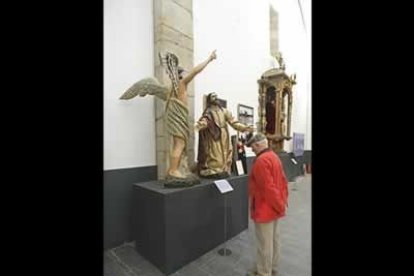 Un visitante disfruta de las excepcionales piezas que ha logrado reunir la muestra.
