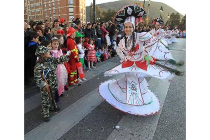 Originales y vistosos disfraces en el desfile del martes | L. de la Mata.