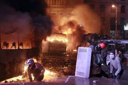 Un manifestante lanza un misil contra la policía antidisturbios de Ucrania durante una manifestación a favor de la integración europea. REUTERS / GLEB GARANICH