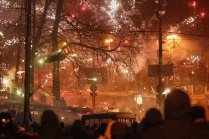 Manifestantes tiran fuegos artificiales a la policía en Kiev. REUTERS/ GLEB GARANICH