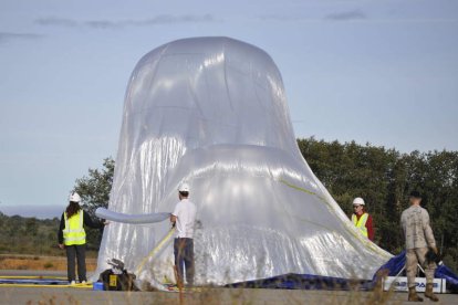 Los alumnos y la empresa B2Space inflan el globo que llevará a la estratosfera al satélite. UAX
