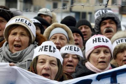 Manifestantes ante la oficina de la Unión Europea. AFP / YURIY KIRNICHNY