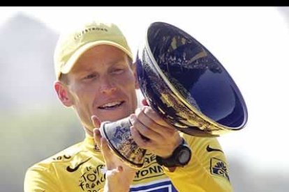 En la clasificación final, Armstrong se impuso ante el campeón de Alemania, Andreas Kloeden, y el italiano Ivan Basso, ambos presentes por primera vez en el podio final.