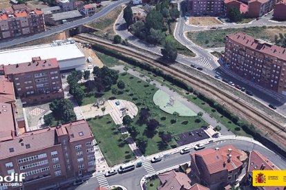 Vista actual del sector urbano donde se intervendrá, con el puente y la pasarela de la polémica al fondo. ADIF
