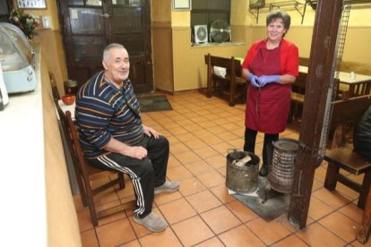 Jacin y Ángel se trasladan al local de al lado, el Entrevarales. RAMIRO