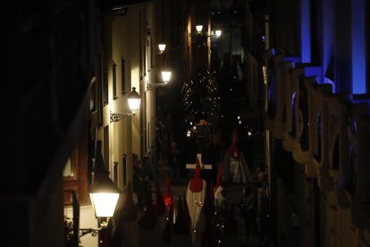 Salida de la procesión en la noche del Sábado Santo en Ponferrada. ANA F. BARREDO