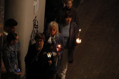 Detalle de un grupo de fieles en un momento de la procesión. ANA F. BARREDO