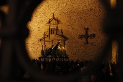 Salida anoche de la Virgen de la Soledad de la basílica de la Encina. ANA F. BARREDO