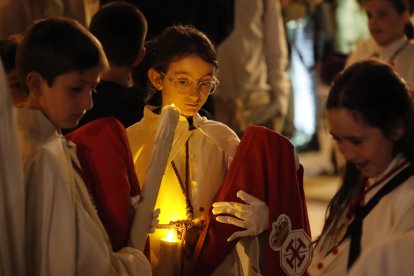 Prolegómenos antes de la salida de la procesión. ANA F. BARREDO