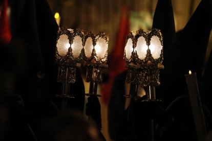 Faroles que acompañan el paso procesional de la Soledad. ANA F. BARREDO