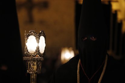 La luz retira las sombras en la noche de la Soledad. ANA F. BARREDO