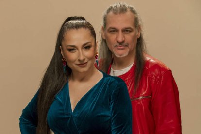 Ángeles Muñoz y Dionisio Martín, componentes de Camela, actúan este viernes en la Plaza de Toros León Arena. DL