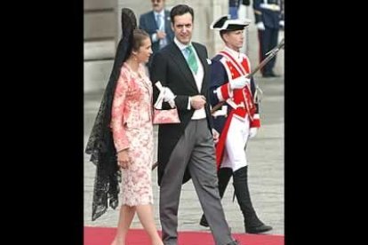 La infanta Helena, con su marido Jaime de Marichalar se dirrigen a entrar en la catedral.
