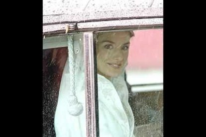 La lluvia apareció justo en el momento más inoportuno pero no consiguió inmutar el rsotro de Doña Letizia que llegó a La Almudena radiante.