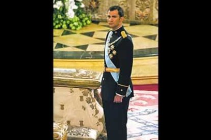 El Príncipe Felipe esperaba sólo en el altar la llegada de su, todavía,  prometida.