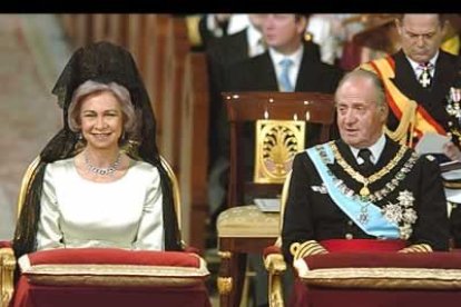 Los Reyes, visiblemente emocionados, después de que los novios se convirtieran en marido y mujer.