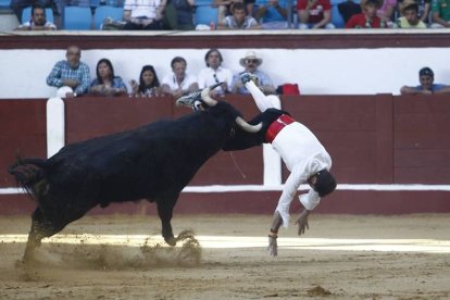 La cara amarga del festejo, con la cogida de Gonzalo Muñoz.