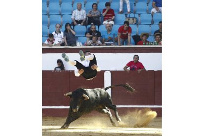 Un recortador lleva a cabo un tirabuzón.