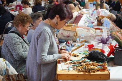 Encuentro de bolilleras en León. J. NOTARIO